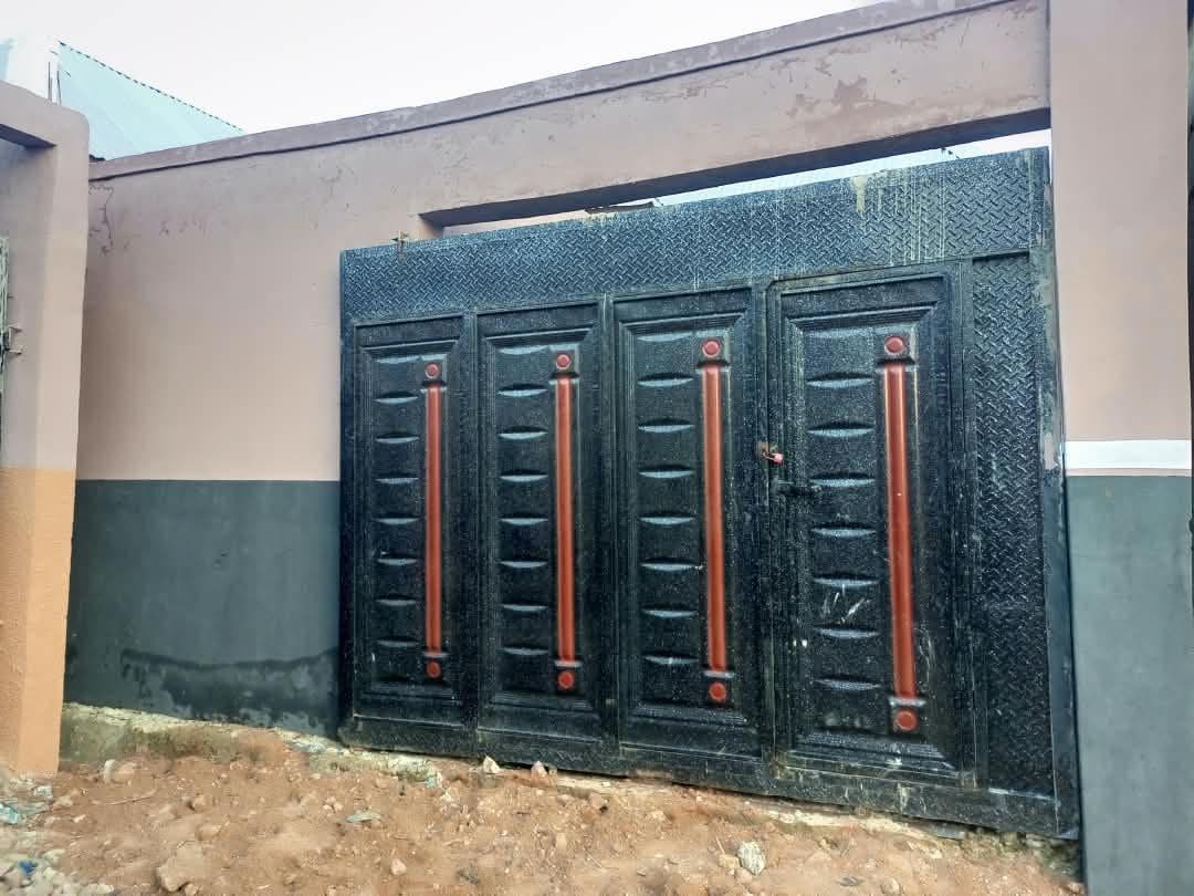 A house for sale located in mabera iddi area, with 3 bedroom, kitchen and toilets with a parking space. — photograph 2